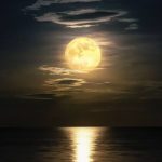 Suatu Satelit Alami Bumi Pada Bulan