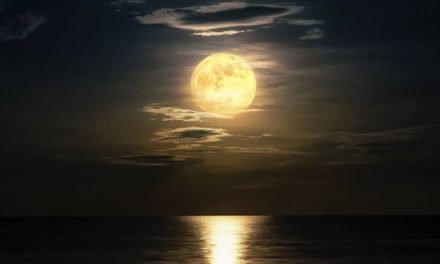 Suatu Satelit Alami Bumi Pada Bulan