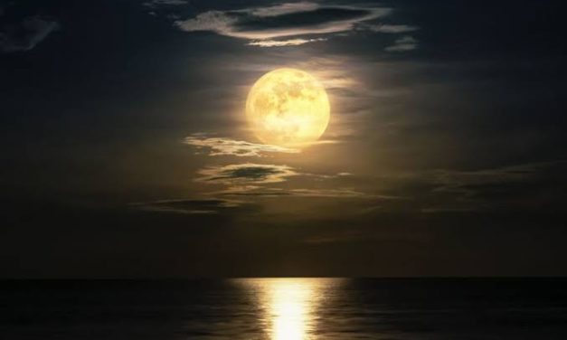 Suatu Satelit Alami Bumi Pada Bulan
